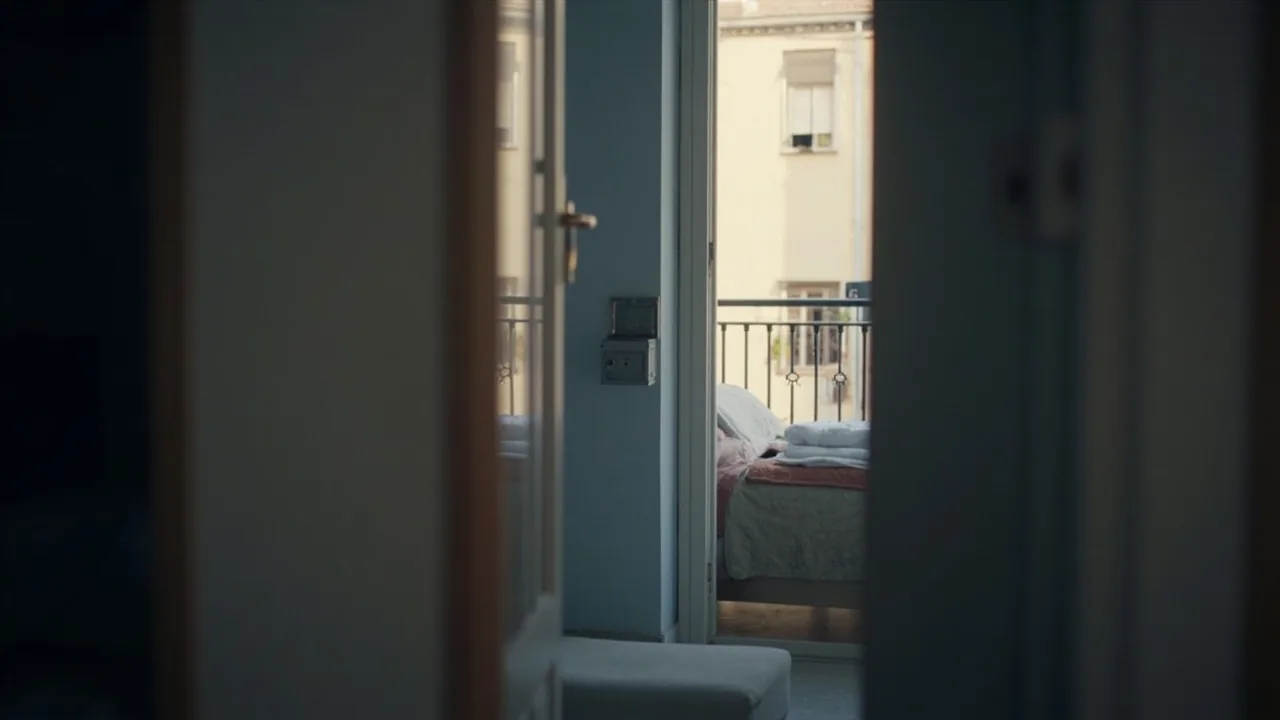 Alquilar piso compartido en Airbnb sin permiso: salón preparado para huéspedes en España
