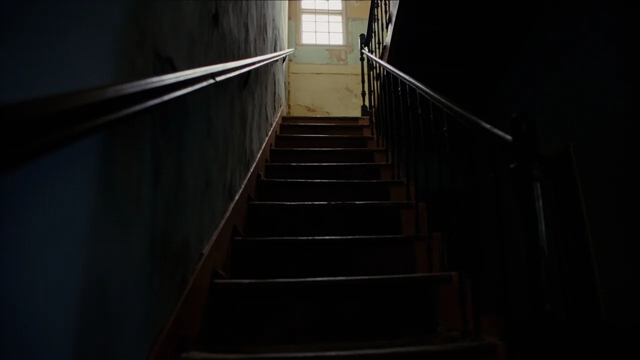 Albacea: escalera de madera antigua en una casa familiar española heredada