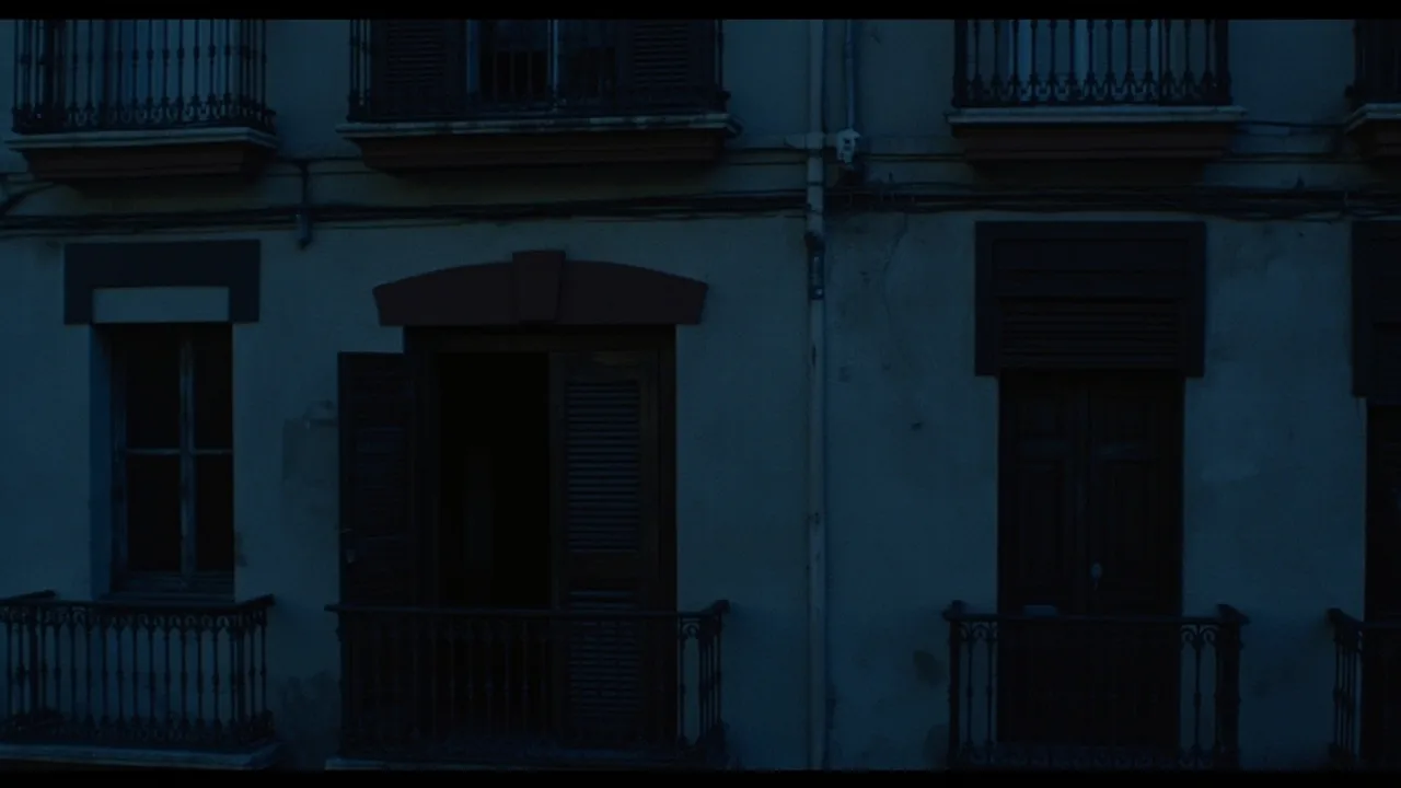 Modelo 650: fachada de un edificio de viviendas con balcones de forja al atardecer